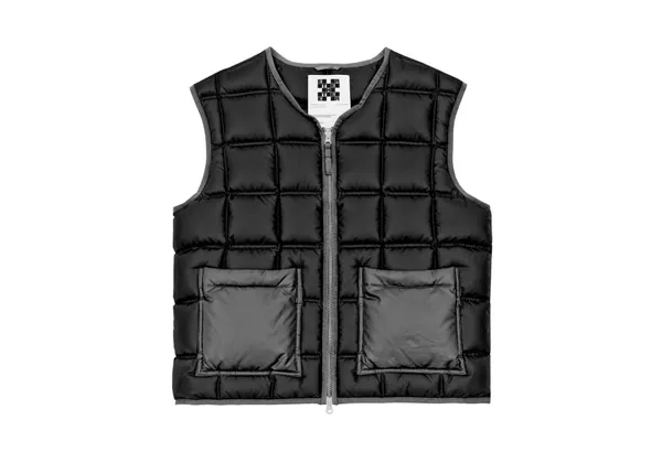 街头潮牌羽绒背心服装设计贴图展示样机PSD模板 Puffer Vest PSD Mockup