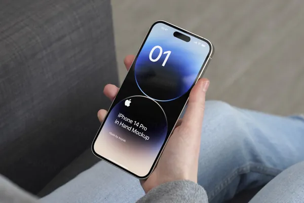 极简主义手持苹果手机APP设计提案UI贴图展示样机模板 iPhone 14 Pro In Hand Mockup-13