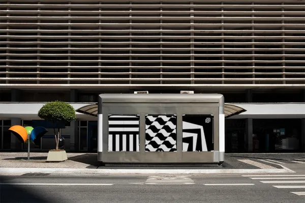 高质量城市街道摄影商业CBD楼下广告牌海报设计提案展示样机模板 BRA-SP009