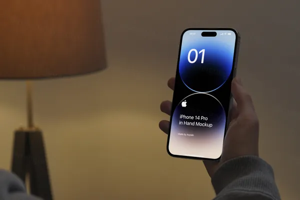 极简主义手持苹果手机APP设计提案UI贴图展示样机模板 iPhone 14 Pro In Hand Mockup-2