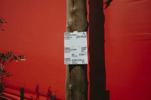 高端户外实拍挂在木头柱子上的宣传单海报设计提案贴图展示样机模板 Poster 15