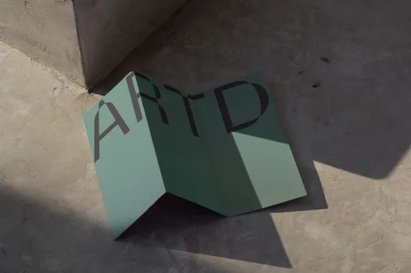 高质量实拍无CG宣传单折页海报广告设计贴图展示样机模板素材 ARTD C02 PRINT 017