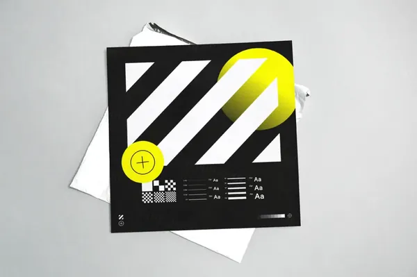 正方形卡片宣传单海报设计提案展示样机模板  Poster Mockup