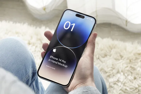 极简主义手持苹果手机APP设计提案UI贴图展示样机模板 iPhone 14 Pro In Hand Mockup-10