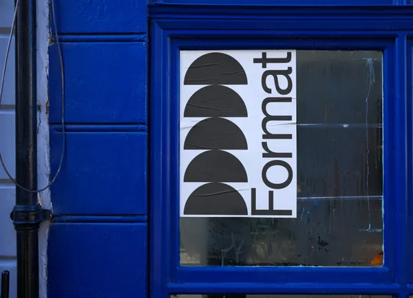 高端户外街头商店玻璃橱窗广告海报设计提案贴图展示样机模板素材 Urban Poster Mockup