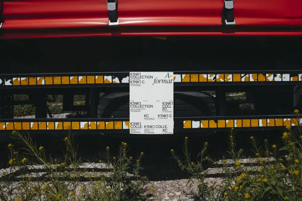 高端户外实拍挂汽车侧面的宣传单海报设计提案贴图展示样机模板 Poster 17