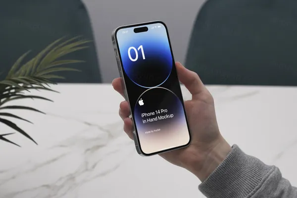 极简主义手持苹果手机APP设计提案UI贴图展示样机模板 iPhone 14 Pro In Hand Mockup-4