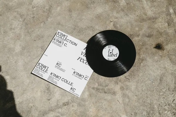 高质量唱片音乐海报设计提案贴图展示样机模板素材 Vinyl Poster Mockup