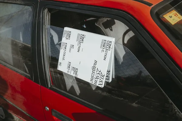 高端户外实拍挂在小汽车玻璃的画册杂志封面设计提案贴图展示样机模板 Magazine 01