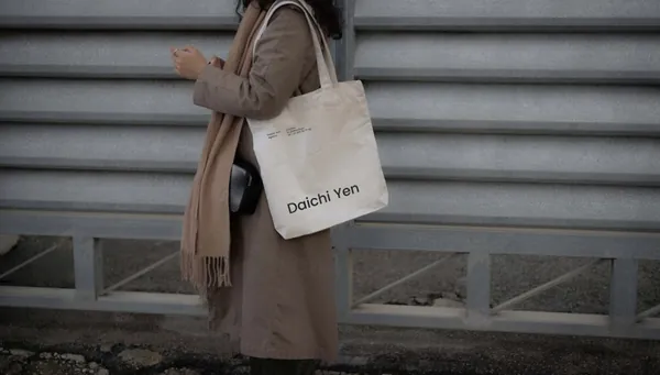 高质量女士模特手提袋环保袋品牌包装设计贴图展示样机模板 TOTE BAG MOCKUP-1