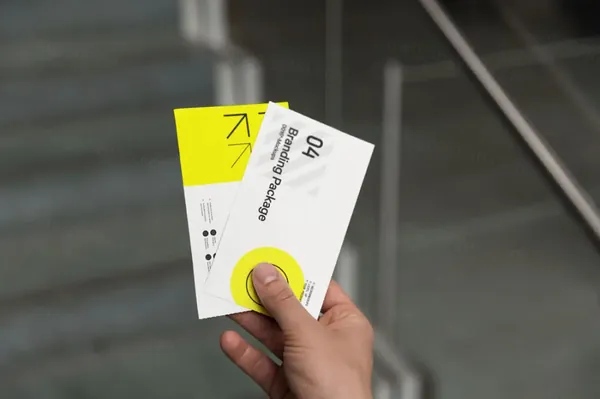 手持机票电影票卡券票据品牌设计提案展示样机模板 Card Mockup